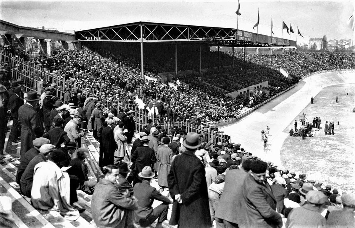 La traditionnelle arrivée finale du Tour de France sur l’ancien vélodrome du stade du Parc des Princes en juillet 1932. Auteur inconnu Source BNF · CC BY-SA 4.0