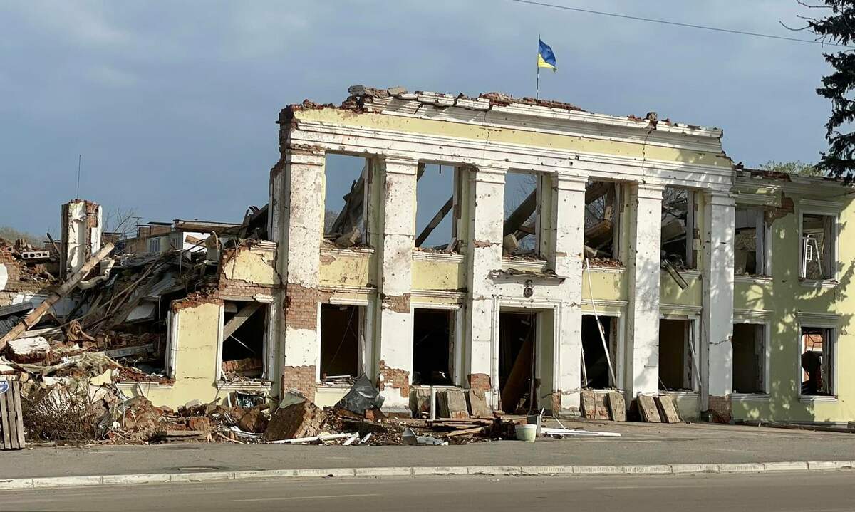 Conseil municipal d’Okhtyrka après l’invasion russe, 14 avril 2022 via Wikimedia  	Ministry of Culture and Information Policy of Ukraine