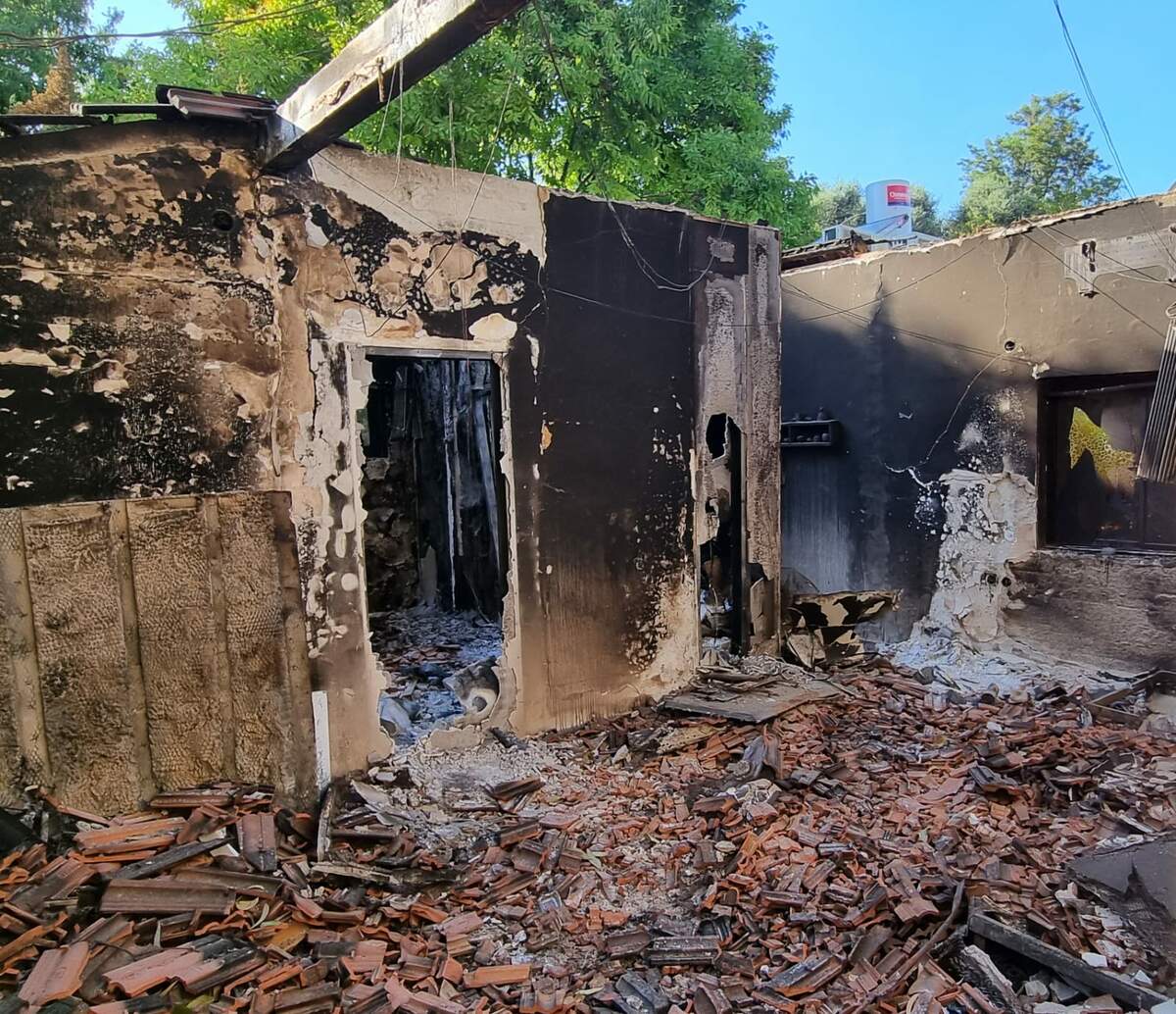 Un immeuble résidentiel incendié dans le kibboutz Bari. Par Yoav Keren, CC BY-SA 4.0, https://commons.wikimedia.org/w/index.php?curid=139016337