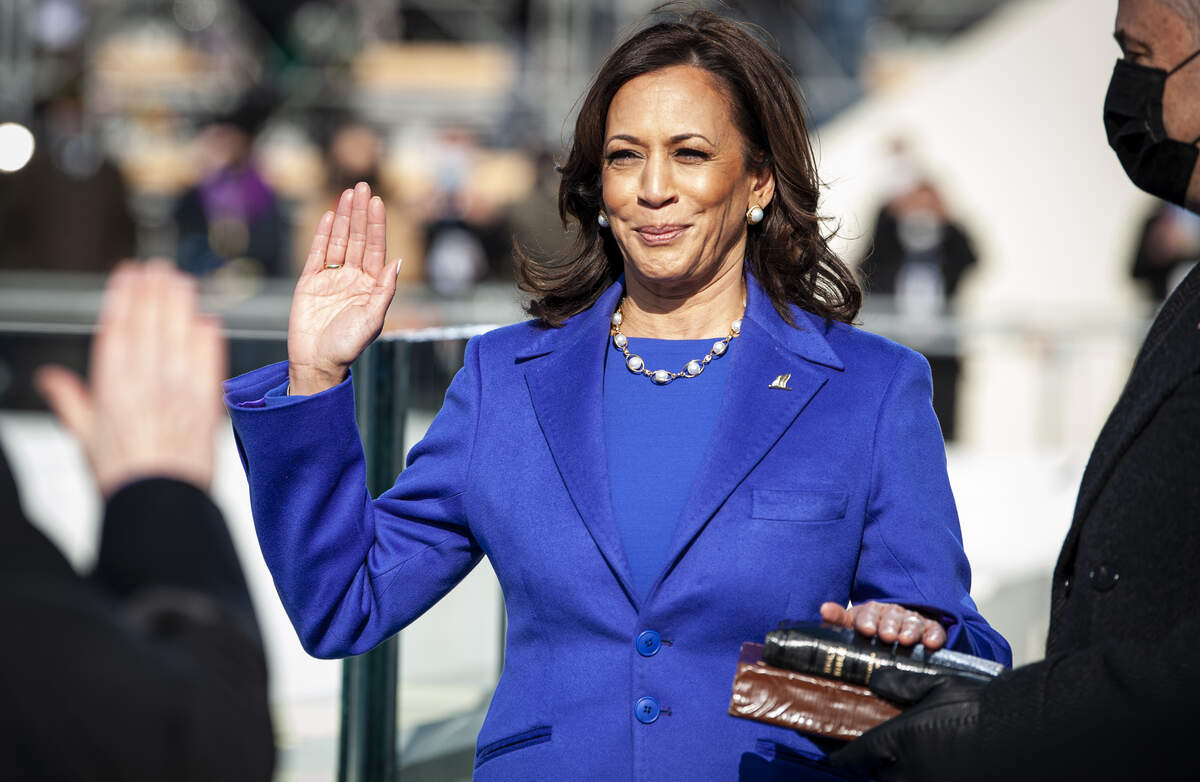 Kamala Harris · Domaine public DoD photo by U.S. Air Force Senior Airman Kevin Tanenbaum