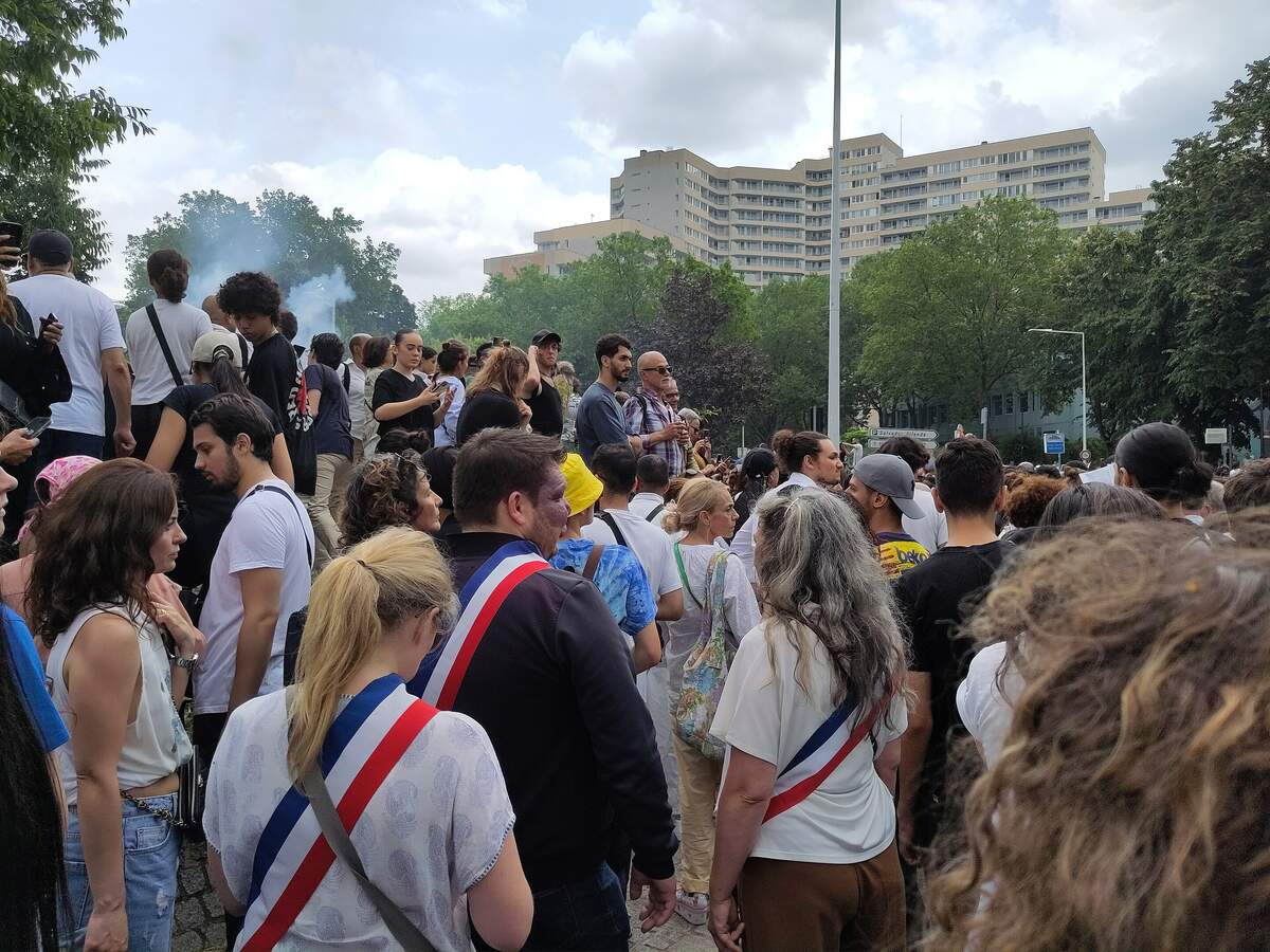 Marche blanche pour Nahel à Nanterre, le jeudi 29 juin 2023. Par Silanoc   Travail personnel, CC BY-SA 4.0, https://commons.wikimedia.org/w/index.php?curid=133863454