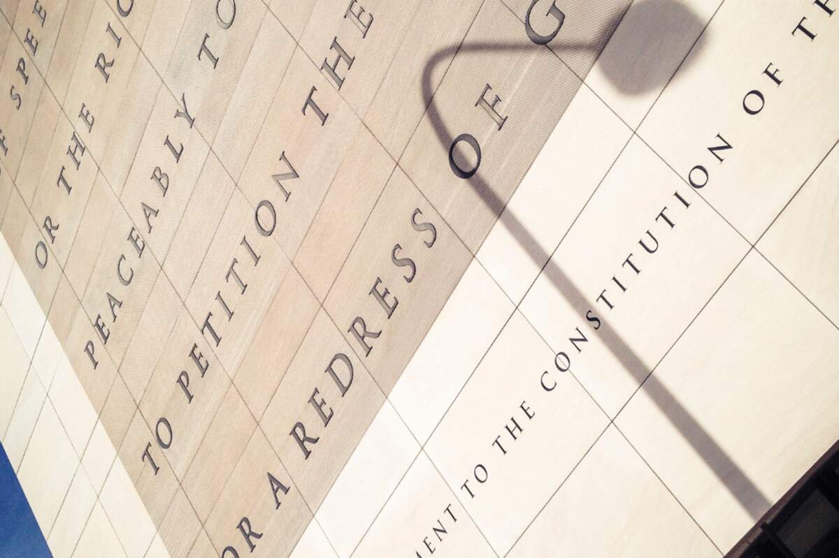 Premier amendements sur la façade du Newsmusueum à Washington via Canva