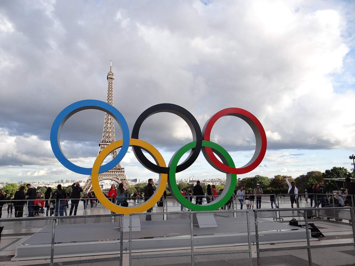 Les anneaux olympiques exposés place du Trocadéro en 2017 pour célébrer l’attribution des Jeux à Paris. Anne Jea. via Wikimedia Domaine public