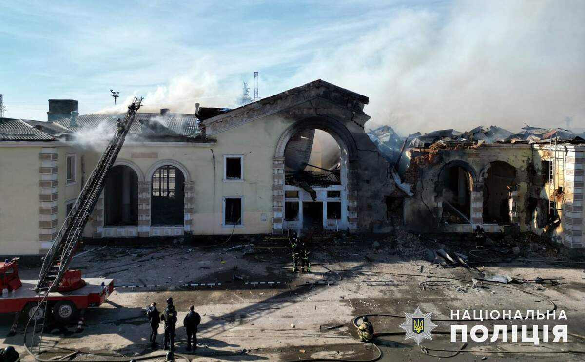 Gare de Kostiantynivka (région de Donetsk en Ukraine) après un bombardement russe dans la nuit du 25 février 2024. Plus de 70 bâtiments ont été endommagés dans la ville par ce bombardement et l’attaque de missile qui a suivi. National Police of Ukraine via Wikimedia CC BY 4.0