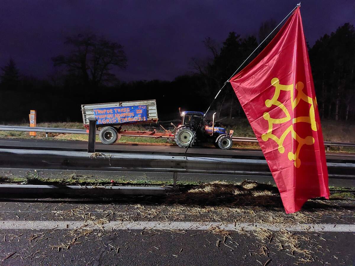 Agriculteurs bloquant l’autoroute A 62 à Agen le 24 janvier 2024, Raymond Trencavel via Wikimedia licence Creative Commons CC0 Don universel au domaine public.