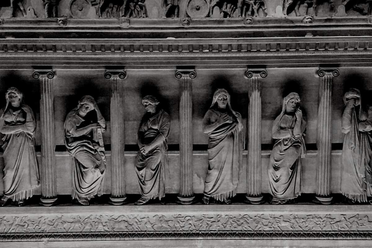 Sarcophage des Pleureuses, Kralayolverin   via Wikimedia CC BY-SA 4.0
