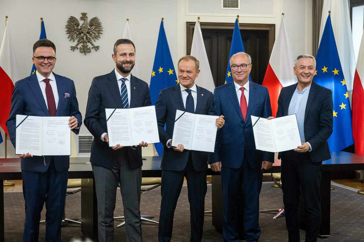 Dirigeants des trois partis d’opposition après la signature de l’accord de coalition. 10 novembre 2023, Klub Lewicy - https://www.flickr.com CC BY-SA 2.0