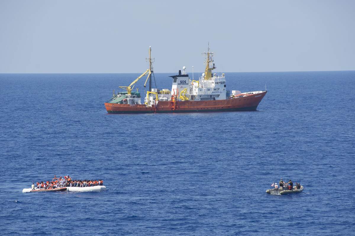 Les marins de l’USS Carney aident à protéger une opération de sauvetage de migrants par le navire MS Aquarius de SOS Méditerranée en Méditerranée. Crédit : Domaine public via Wikimedia,  photo Flickr by CNE CNA C6F