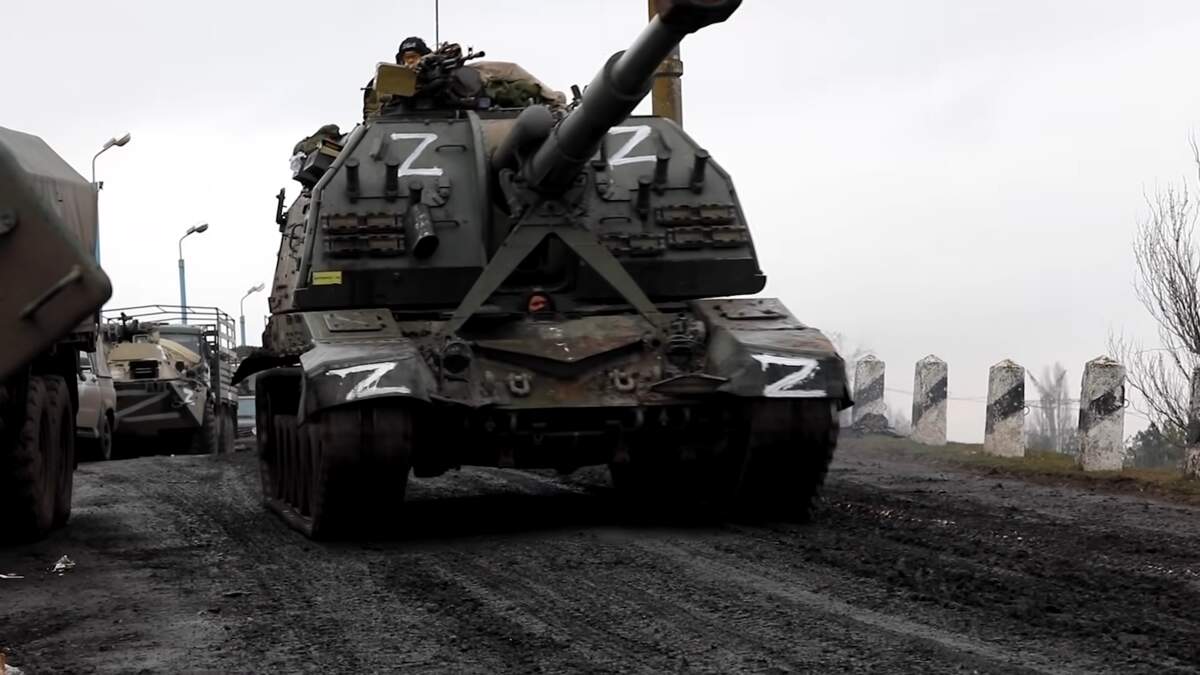 Le 2S19 « Msta-S », obusier de 152 mm automoteur, marqué du Z de l’Invasion de l’Ukraine par la Russie de 2022. Crédit : CC BY 4.0 via Wikimedia
