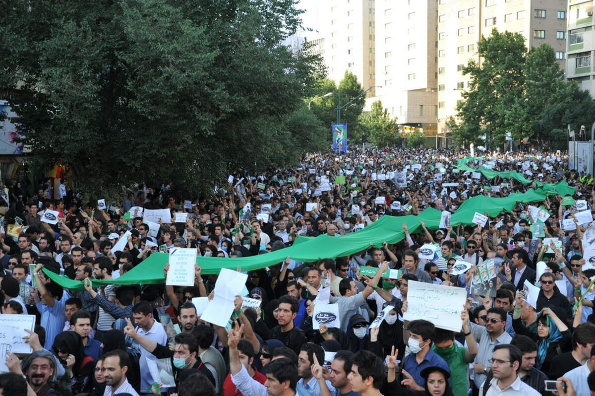 Manifestants contre le résultat de l’élection présidentielle iranienne de 2009 à Téhéran. Milad Avazbeigi via Wikimédia