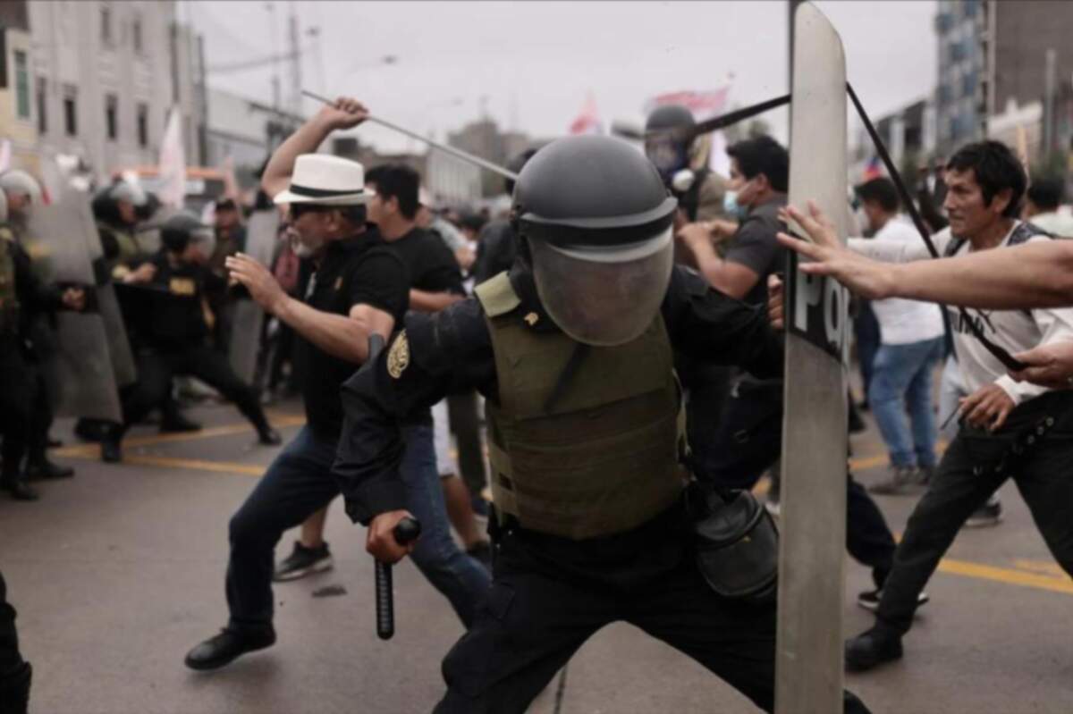 Affrontements entre policiers et manifestants, à Lima, le 8 décembre 2022. Voice of America via Wikimédia. Domaine public