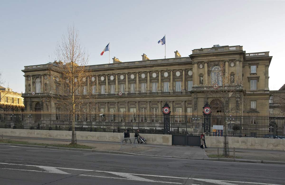 Ministère français des Affaires Etrangères et Européennes, façade sur le Quai d’Orsay à Paris. Via Wikimédia