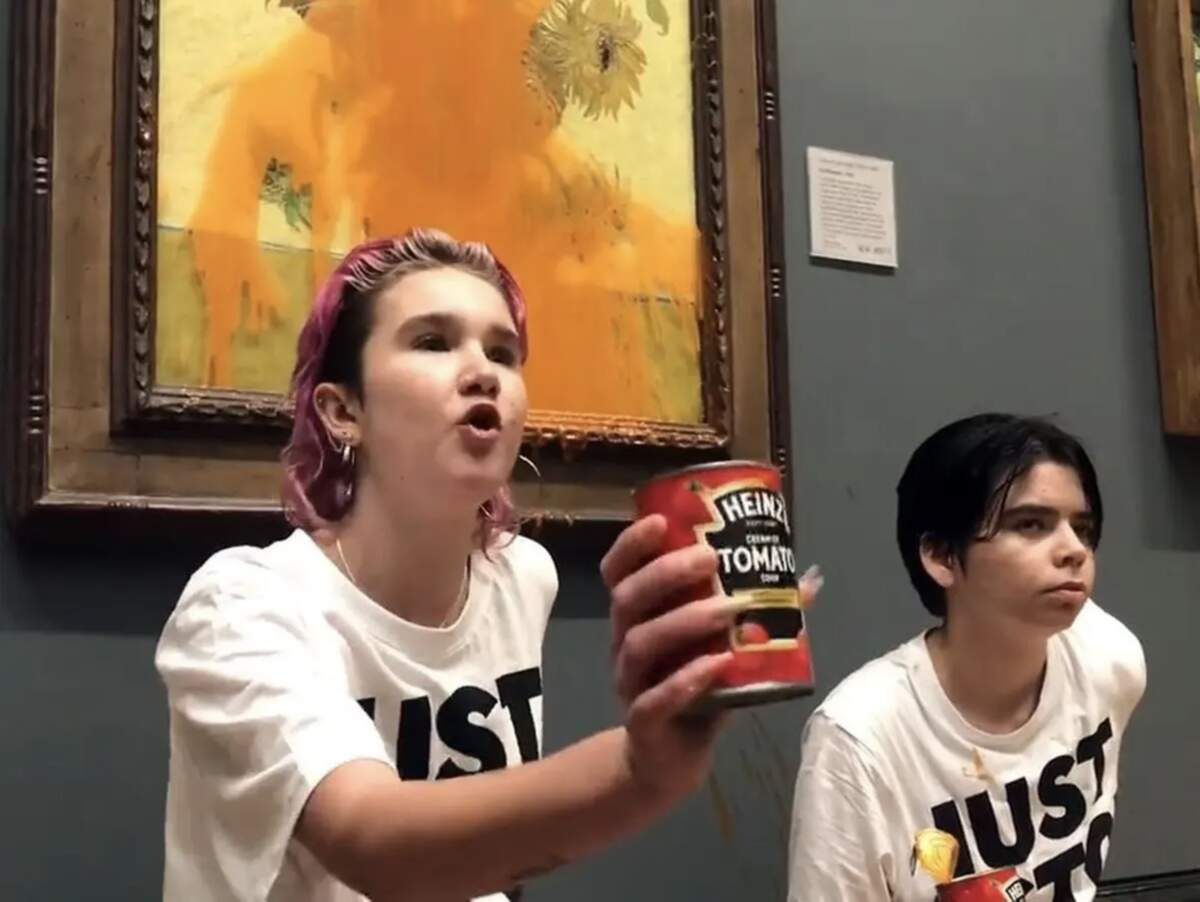 Des manifestants de Just Stop Oil devant le tableau de Van Gogh à la National Gallery. Via Wikimédia