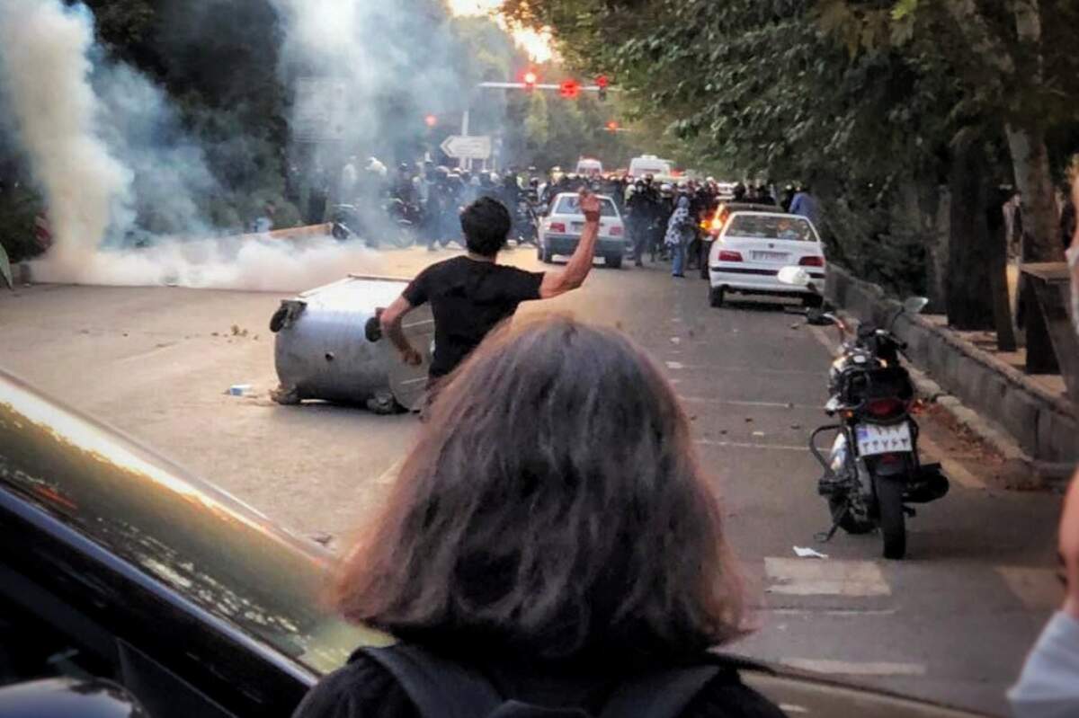 Des manifestants iraniens sur le boulevard Keshavrz · Photo : Darafsh via Wikimédia, sept. 2022