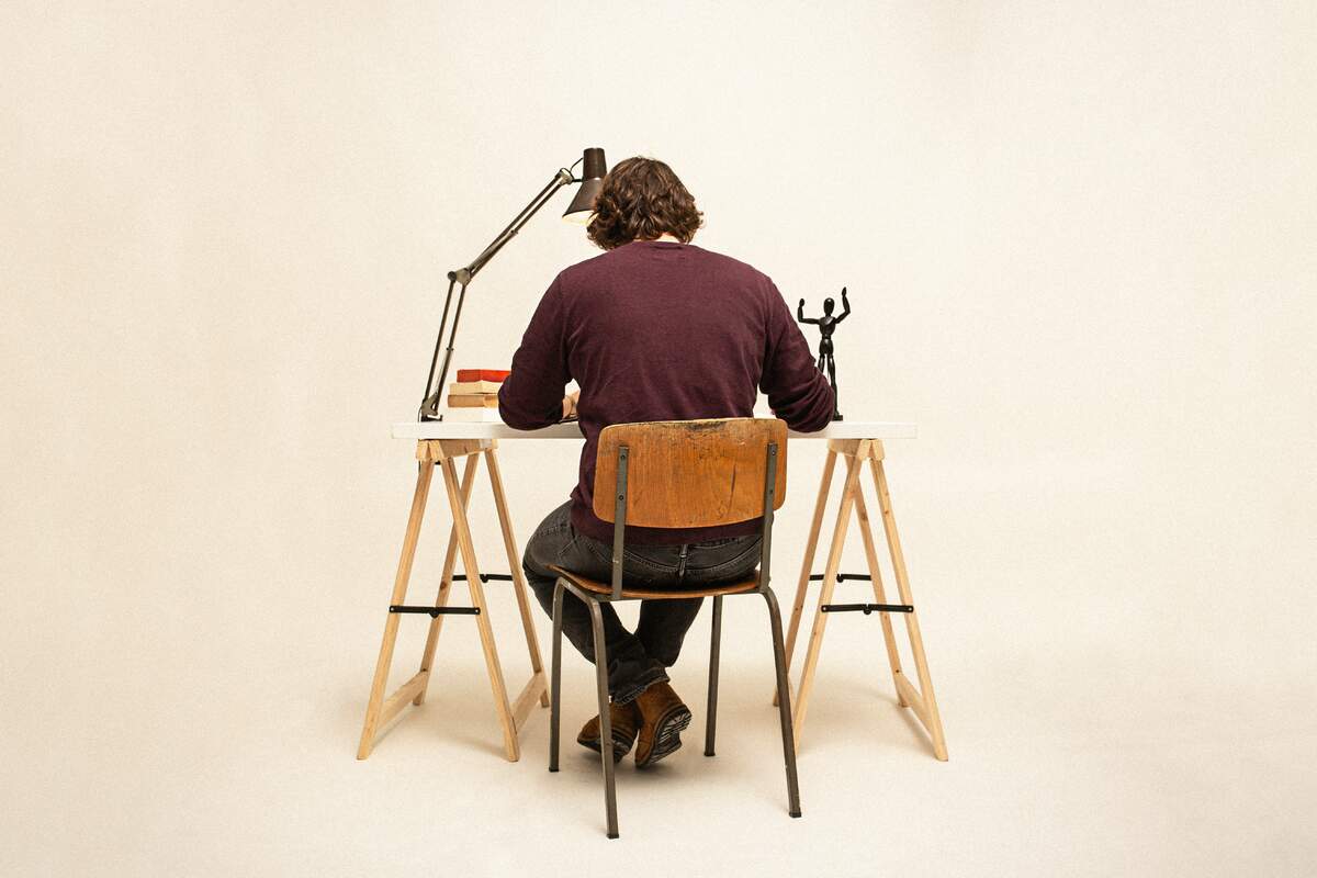 Photo : Thomas Franke via Unsplash Link : https://i.imgur.com/fMAio6y.jpg & https://unsplash.com/fr/photos/homme-en-chemise-marron-assis-sur-une-chaise-en-bois-marron-B-rJSDRNxYw