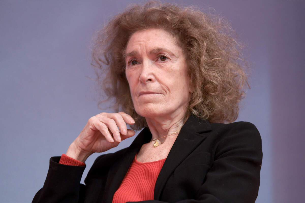  Mireille Delmas-Marty au Salon du livre de Paris · Photo : Georges Seguin (Okki) via Wikimédia, 2010