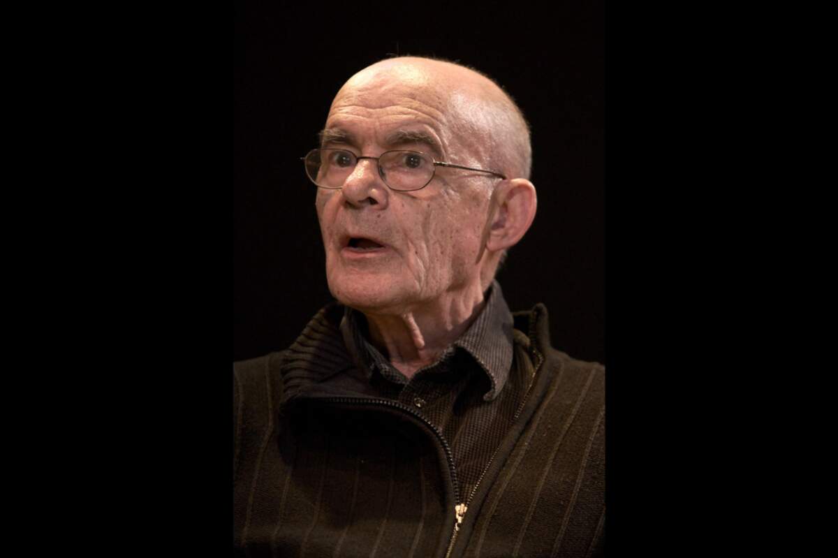Jean-Luc Nancy au Salon du livre de Paris lors de la conférence « Dessine-moi un roman ». Photo de 2010 via Wikimédia
