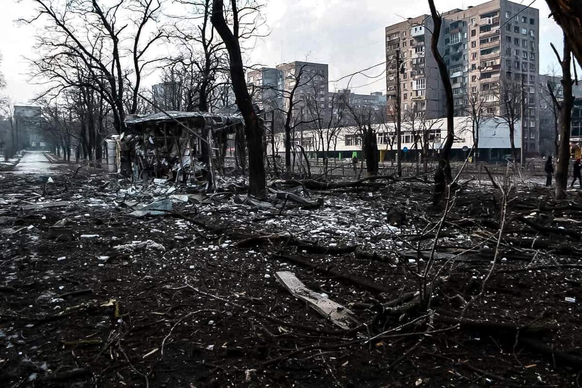 Une rue endommagée à Marioupol pendant le siège, 12 mars 2022. via Wikimédia