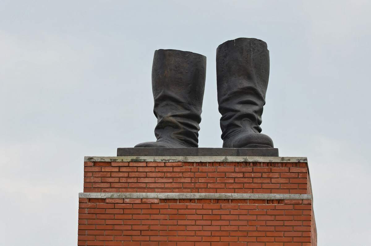 Les bottes de la statue de Staline abattue lors de l’insurrection de Budapest, en 1956, conservées aujourd’hui à Memento Park. Yelkrokoyade via Wikimédia