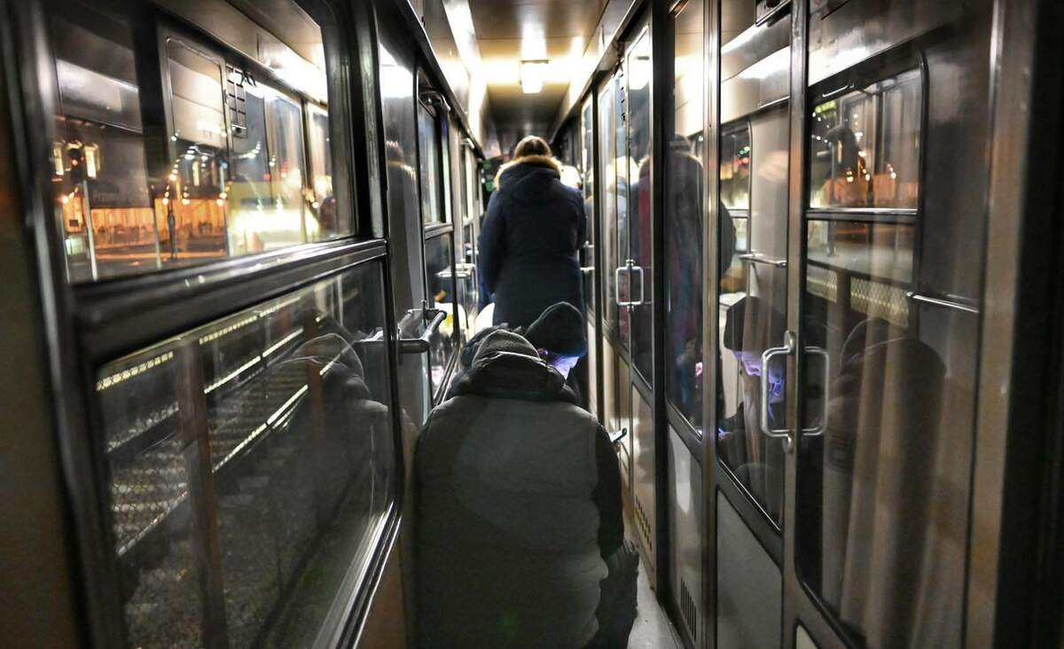Ukraine : Réfugiés fuyant la guerre, dans un train · Photo : Pakkin Leung via Wikimédia