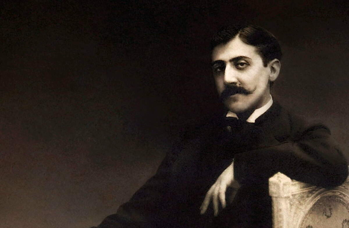 « Proust sur une banquette ». Photographie de Marcel Proust prise par Otto Wegener, dit Otto, vers le 27 juillet 1896.