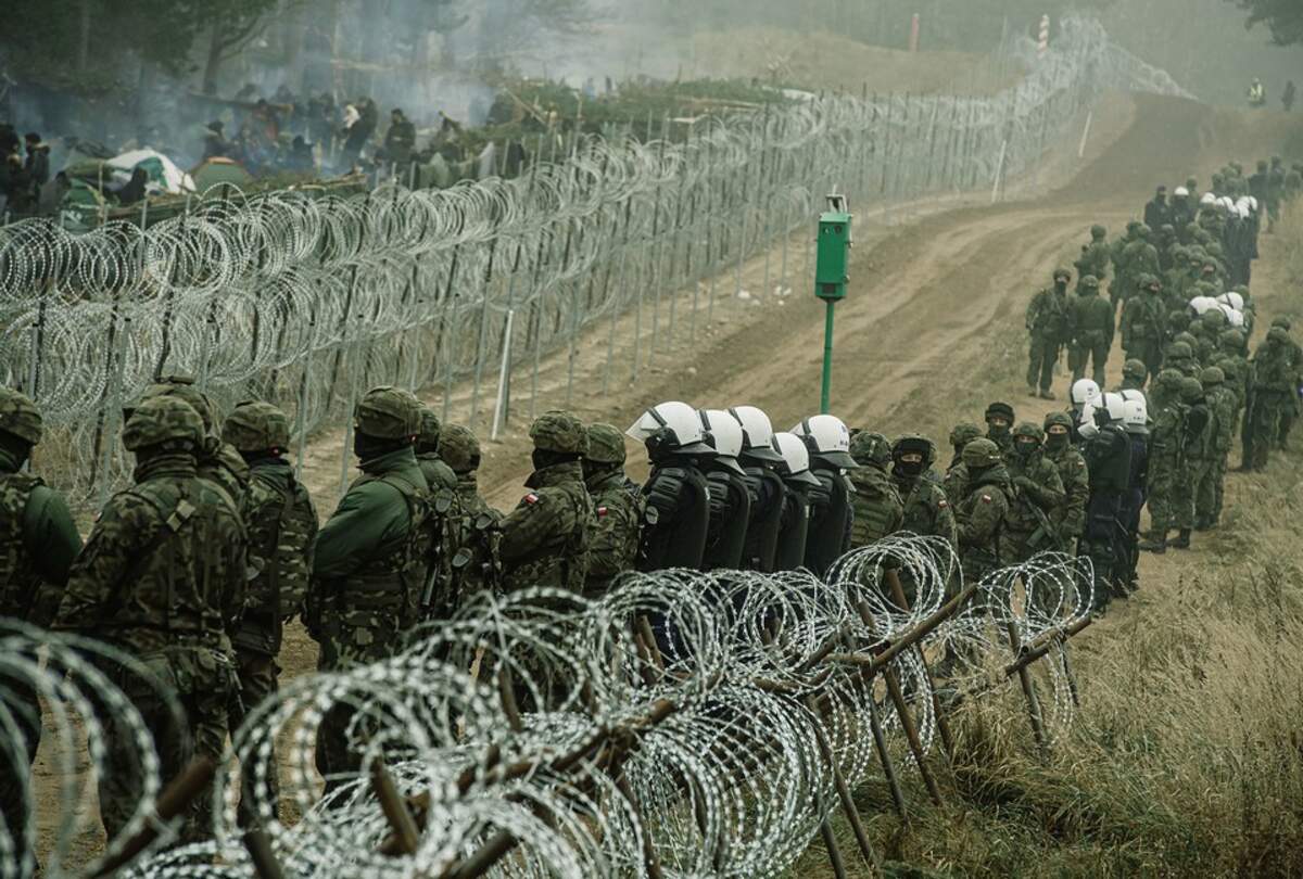 Côté polonais, les forces de l’ordre continuent de faire face aux migrants, massés derrière les barbelés - Crédits : Kancelaria Premiera / Flickr CC BY-NC-ND 2.0 