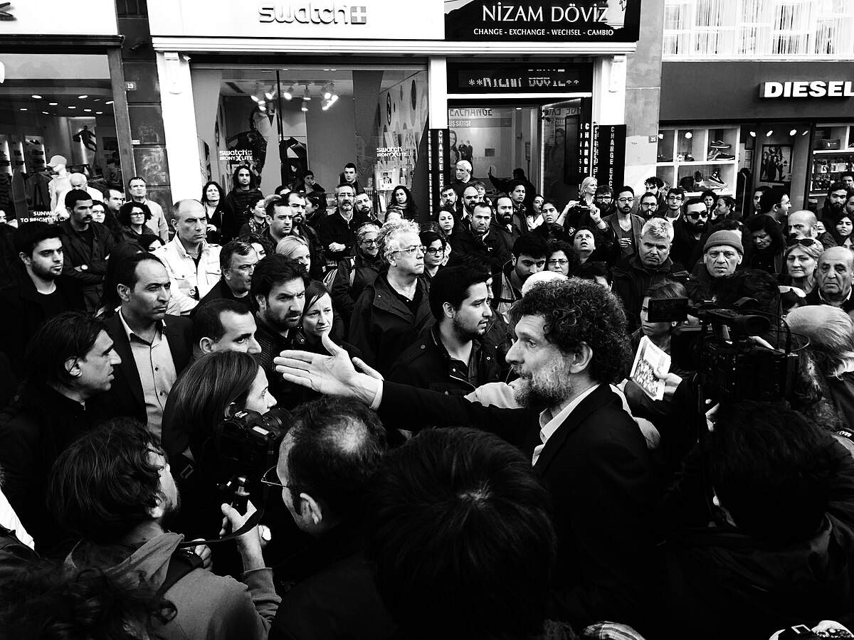 Osman Kavala à la commémoration du centenaire du génocide arménien,  près de la Place Taksim, Istanbul, Turquie, 2015. Photo de Rupen Janbazian via Wikimédia.