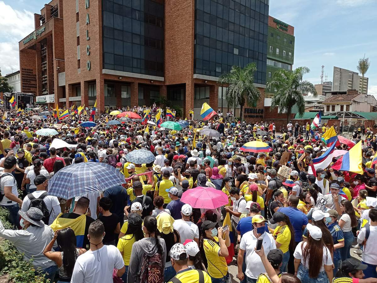 Manifestants à Cali en mai 2021, photo de Remux via Wikimédia