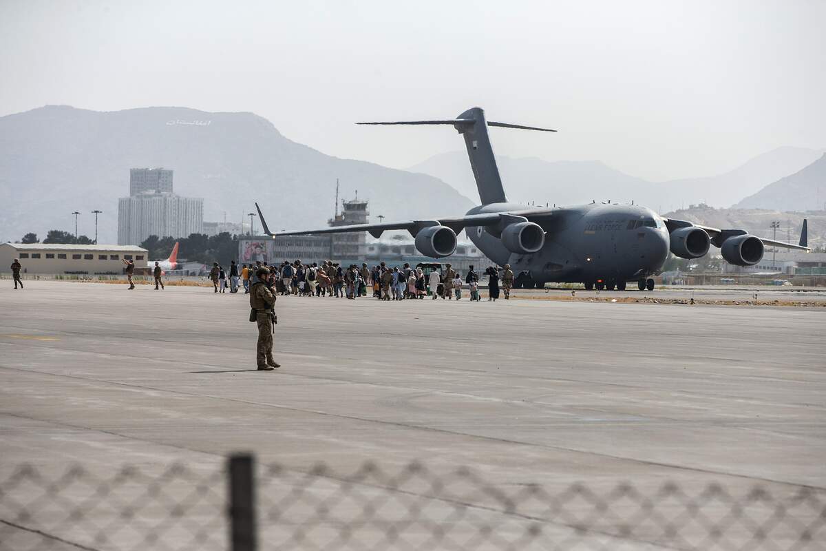 Évacuations à l’aéroport international Hamid Karzai, Afghanistan, août 2021. (U.S. Marine Corps photo by Sgt. Samuel Ruiz)
