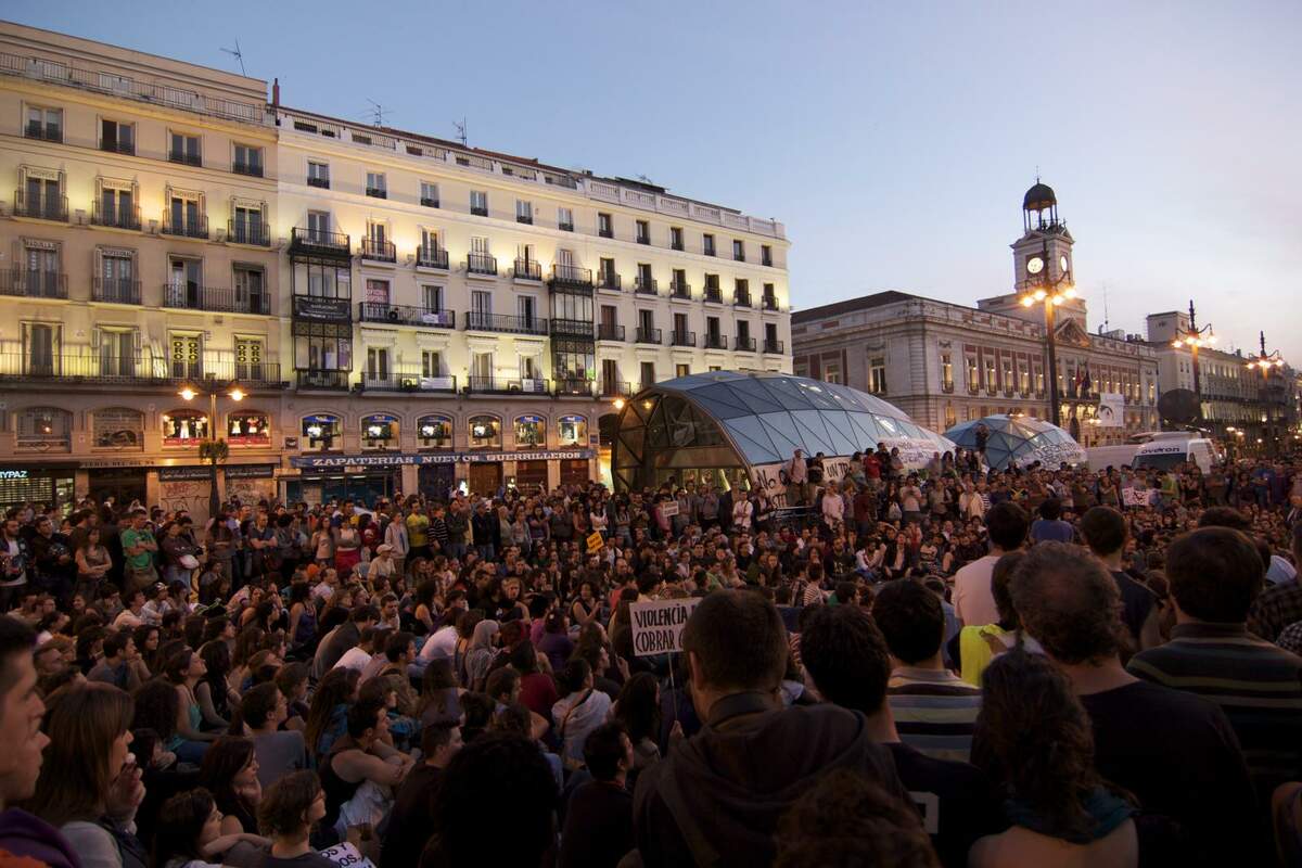 Manifestation à Madrid sur la place Puerta del Sol le 15 mai 2011. Wikimédia