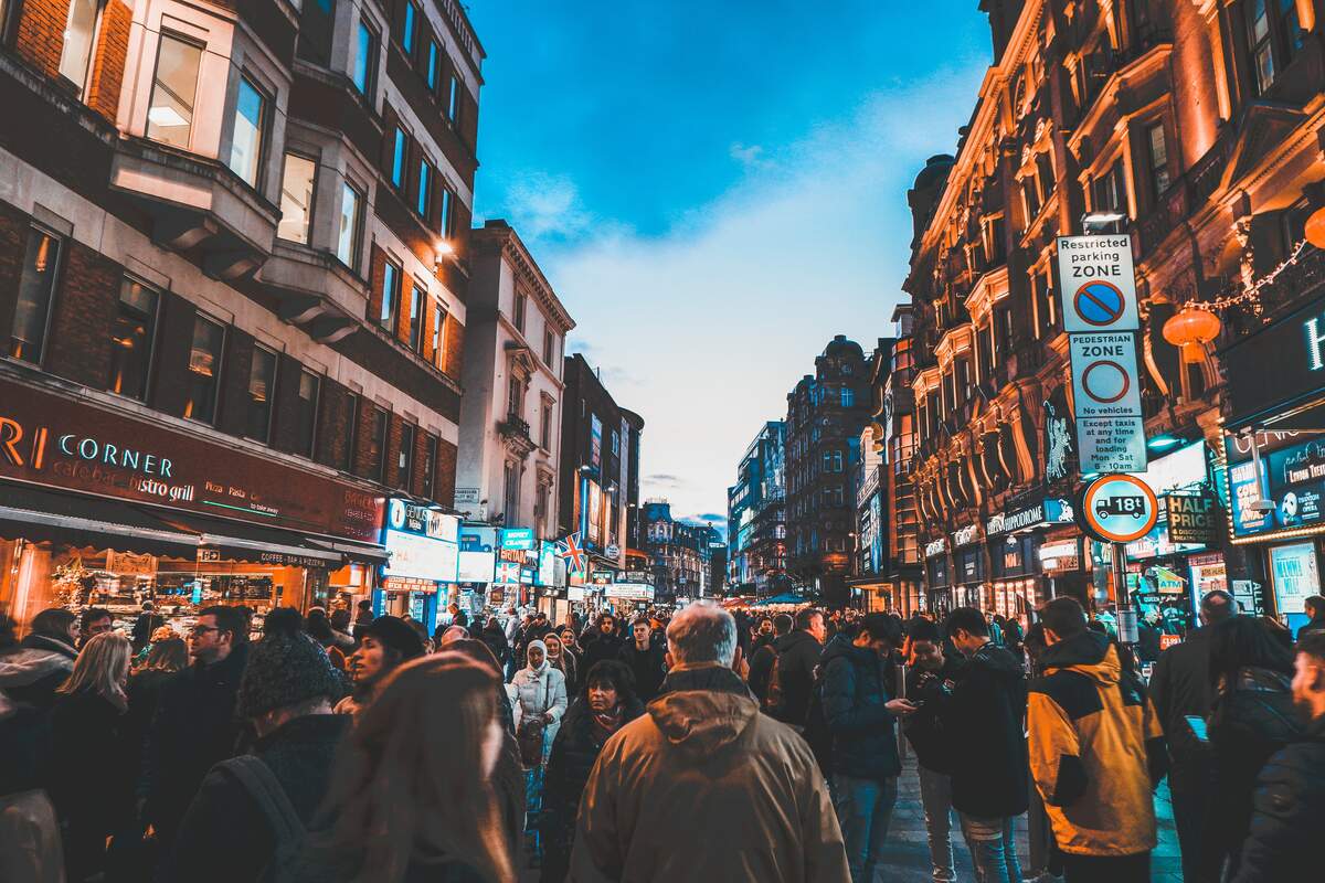 Leicester Square, Londres. | Photo : Luca Vavassori via Unsplash