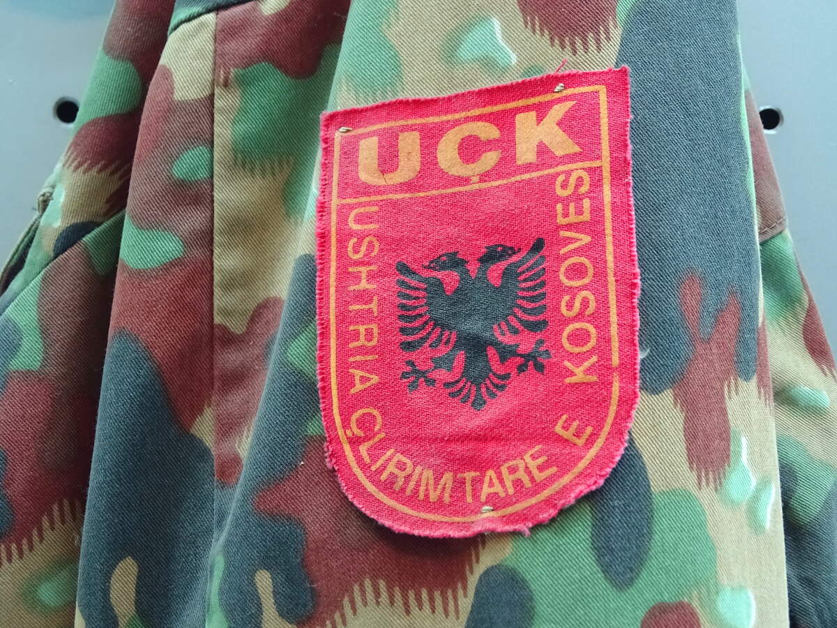 Uniforme et insigne de l’Armée de libération du Kosovo (UCK) via Wikimédia