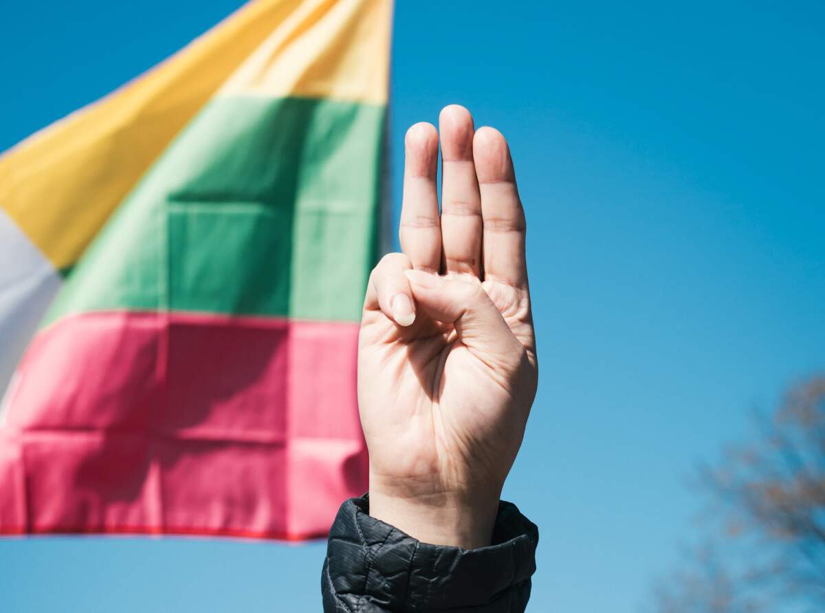 Manifestation contre le coup d’État militaire à Rangoun, en février 2021 | Photo : Gayatri Malhotra via Unsplash