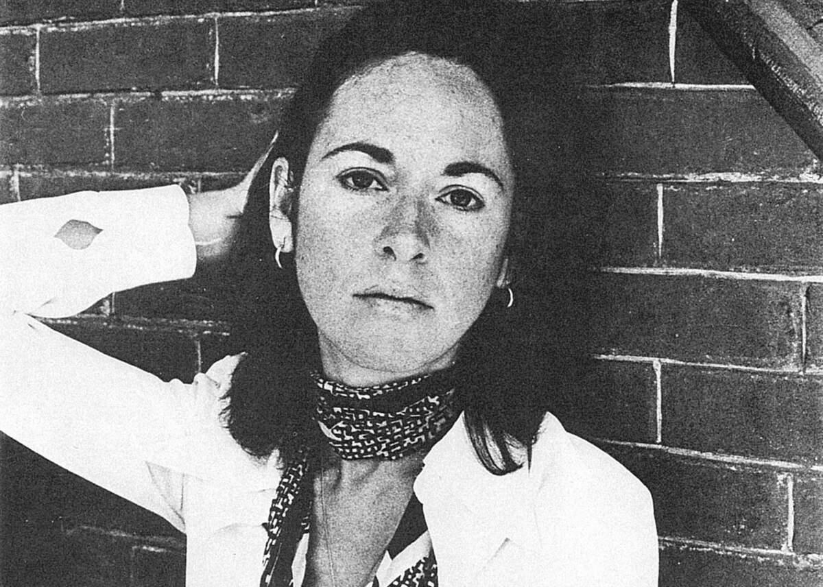 Portrait de Louise Glück utilisé pour une affiche faisant la promotion d’une lecture au Poetry Center du Museum of Contemporary Art de Chicago (vers 1976-1977) | Wikimédia