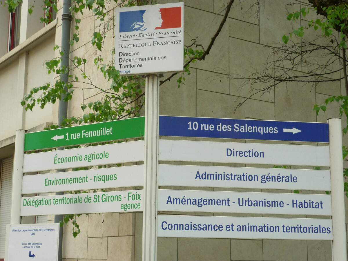 Service public en France, administration de l’Etat en département, panneau indicateur des services d’une direction départementale des territoires, Ariège. Wikimédia