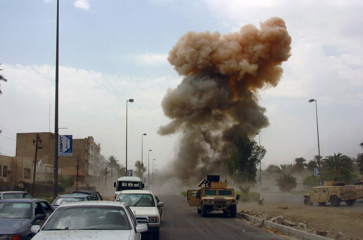 Explosion, provoquée par la coalition, d’une voiture piégée découverte sur les lieux d’un premier attentat en 2005. | SPC Ronald Shaw Jr., U.S. Army   DOD Defense Visual Information Center via Wikimédia