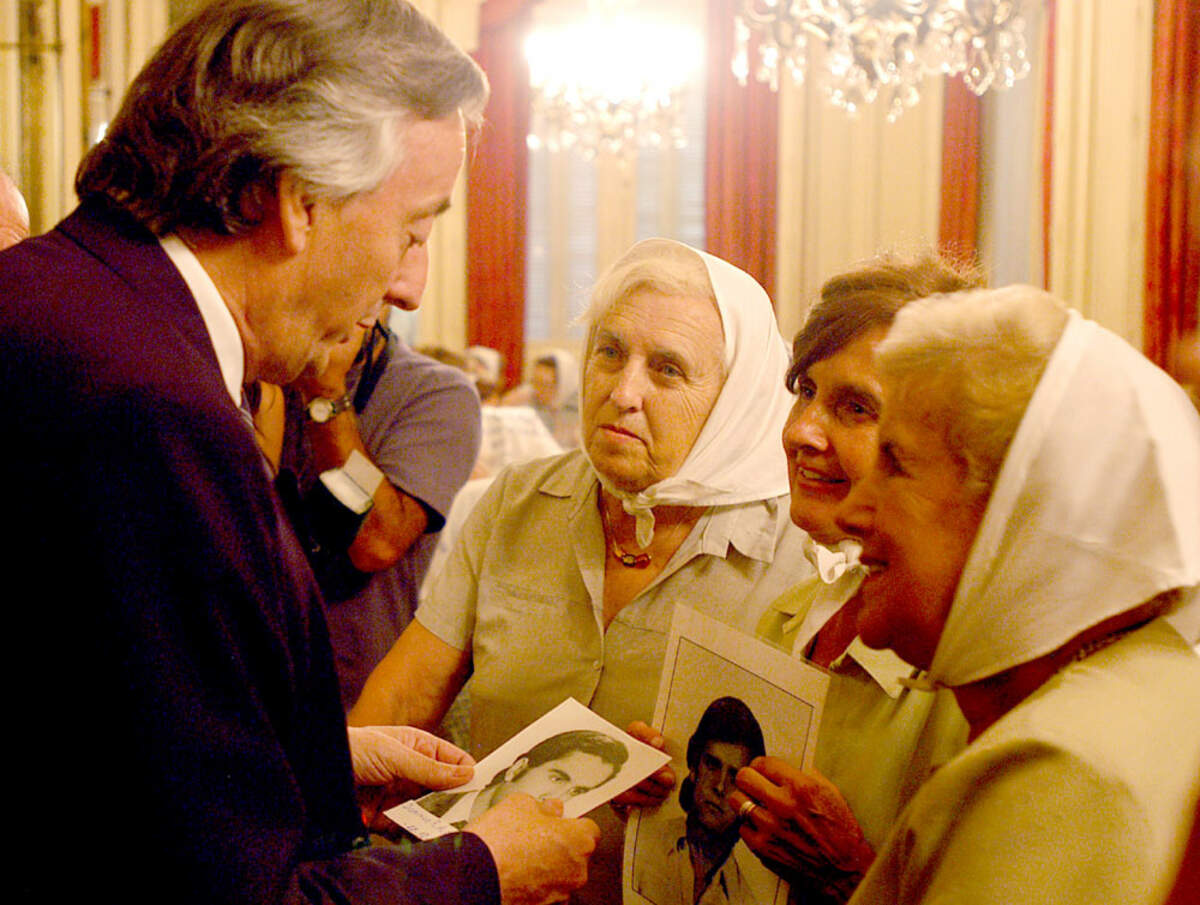 Les « Mères de la place de mai » avec le président argentin Néstor Kirchner, le 9 février 2005. Wikimédia