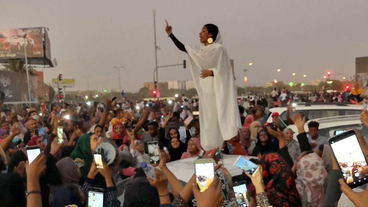 Alaa Sanah, devenue le symbole des manifestations au Soudan (Lana H. Haroun @lana_hago / Twitter)
