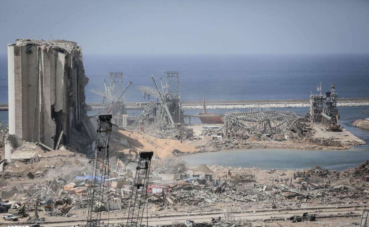 Le cratère d’explosion (au premier plan) et le silo à grains du port de Beyrouth (à l’extrême gauche de la photo) après la catastrophe, 9 août 2020 | Via Wikimédia