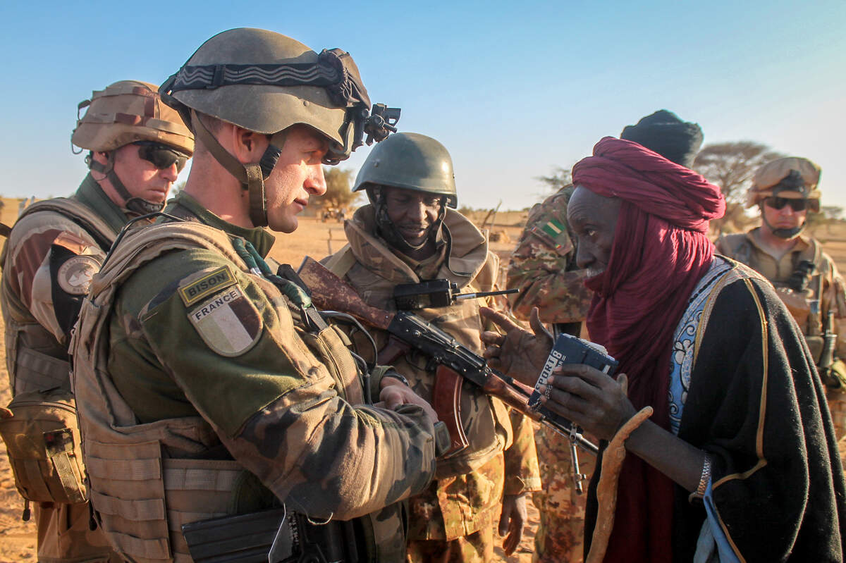 Opération Barkhane. Des militaires français du 126e régiment d’infanterie et des militaires maliens, le 17 mars 2016. | Photo de TM1972 via Wikimédia (CC BY-SA 4.0) 