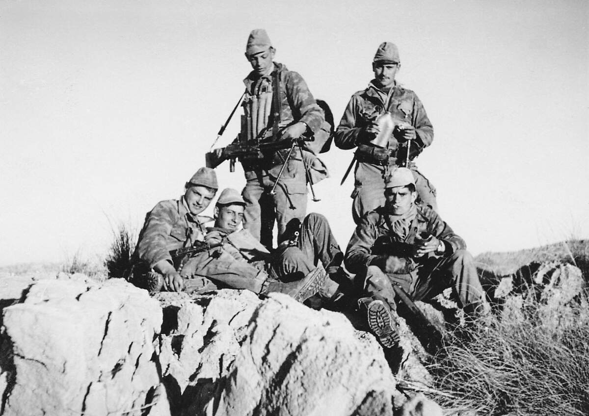 Secteur de M’Sila en Algérie, section de commando de chasse V66 du 4me Zouaves en « crapahut » | Entre 1960 et 1962. Domaine public, Wikimédia. 