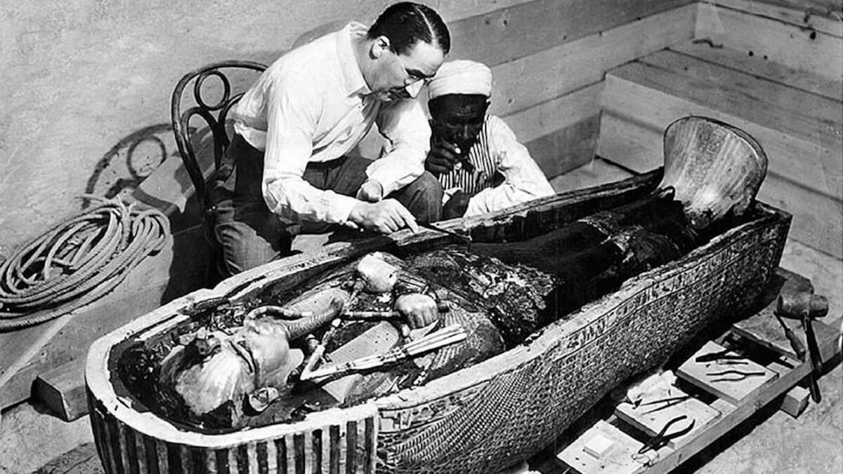 Howard Carter et un porteur d’eau dans la tombe de Toutankhamon.  Photo : Domaine public
