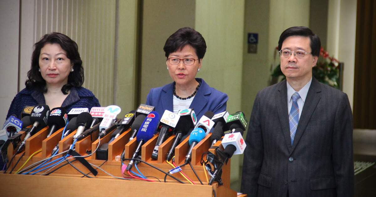 La cheffe de l’exécutif Carrie Lam (au centre) en conférence de presse avec la Secrétaire de la Justice Teresa Cheng (à gauche) et le Secrétaire à la Sécurité John Lee Ka-chiu (à droite) le 10 juin 2019. | Wikimédia