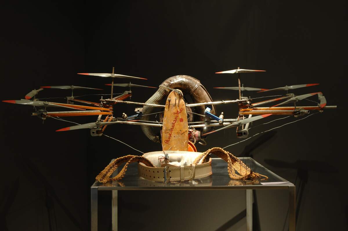 Panamarenko, Japanese Flying Pak 3, 2001, moteur, deux ceintures en cuir, tube en métal, hélices en plastique, fils métalliques, bande de caoutchouc, fil élastique. © Panamarenko. Courtesy Galerie Jamar, Anvers. Photo : Wim Van Eesbeek. © Adagp, Paris 201