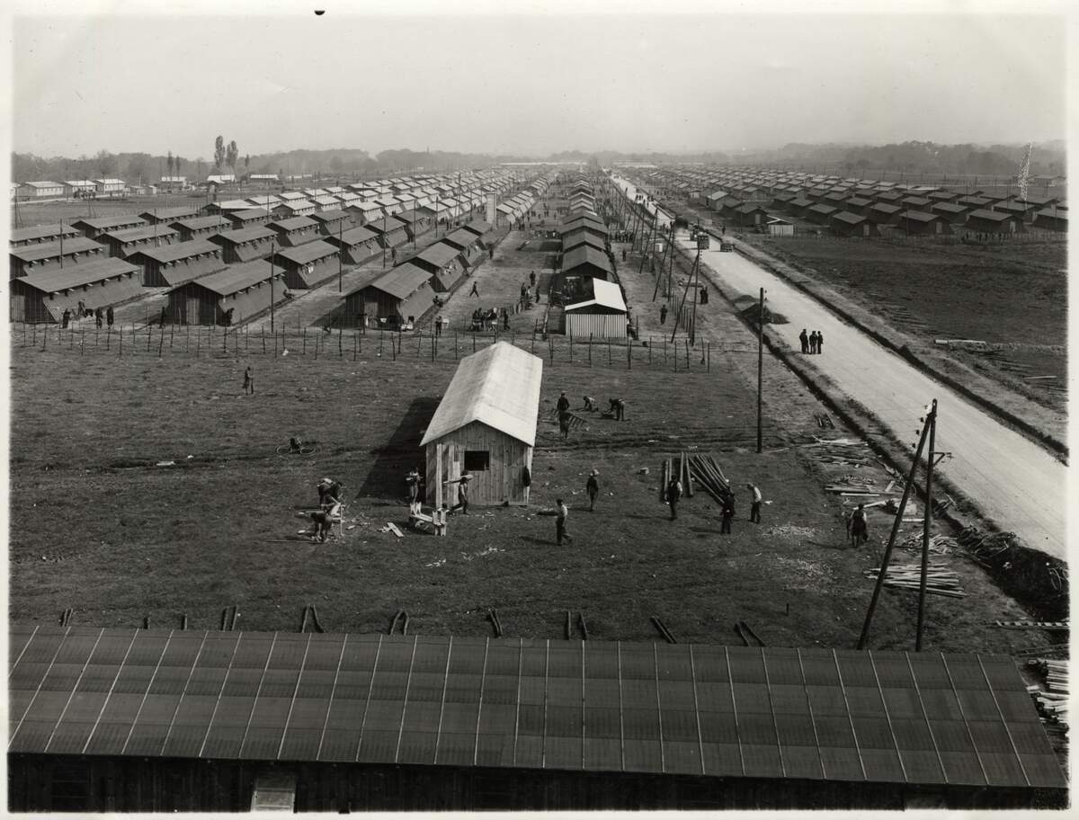 Département des Pyrénées-Atlantiques   Archives départementales   1 M 82.- Dossier de construction du camp de Gurs : photographie de la construction du camp. 22 avril 1939.