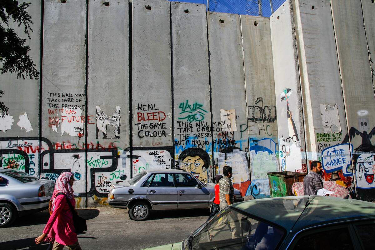 Mur israélo-palestinien côté Palestine, entre Yérushalaim et Beitlehem. Crédit : JDesplats via Wikimedia CC BY-SA 3.0 (2012)