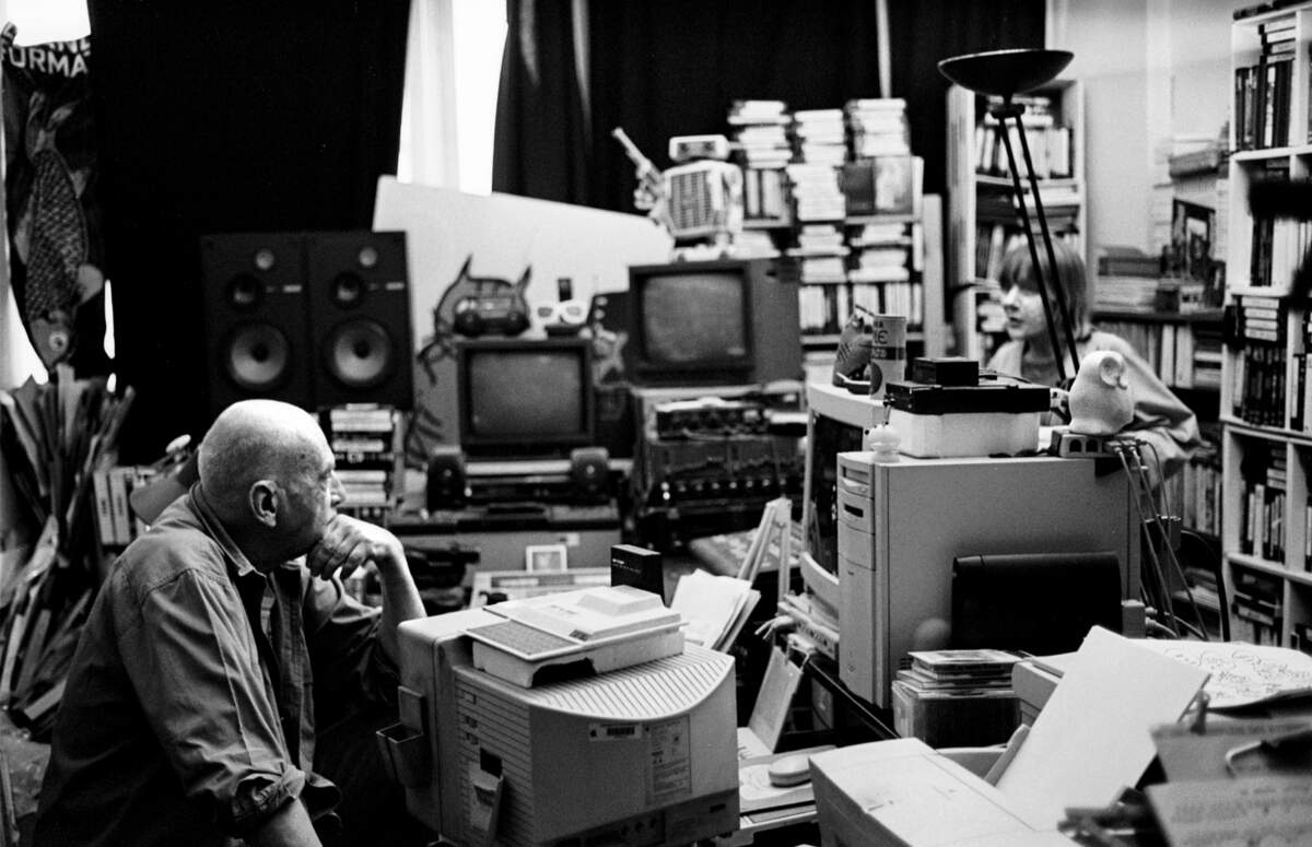 Chris Marker dans son studio, rue Courat, Paris, Mai 2000. Photographe : J.-F. Dars.