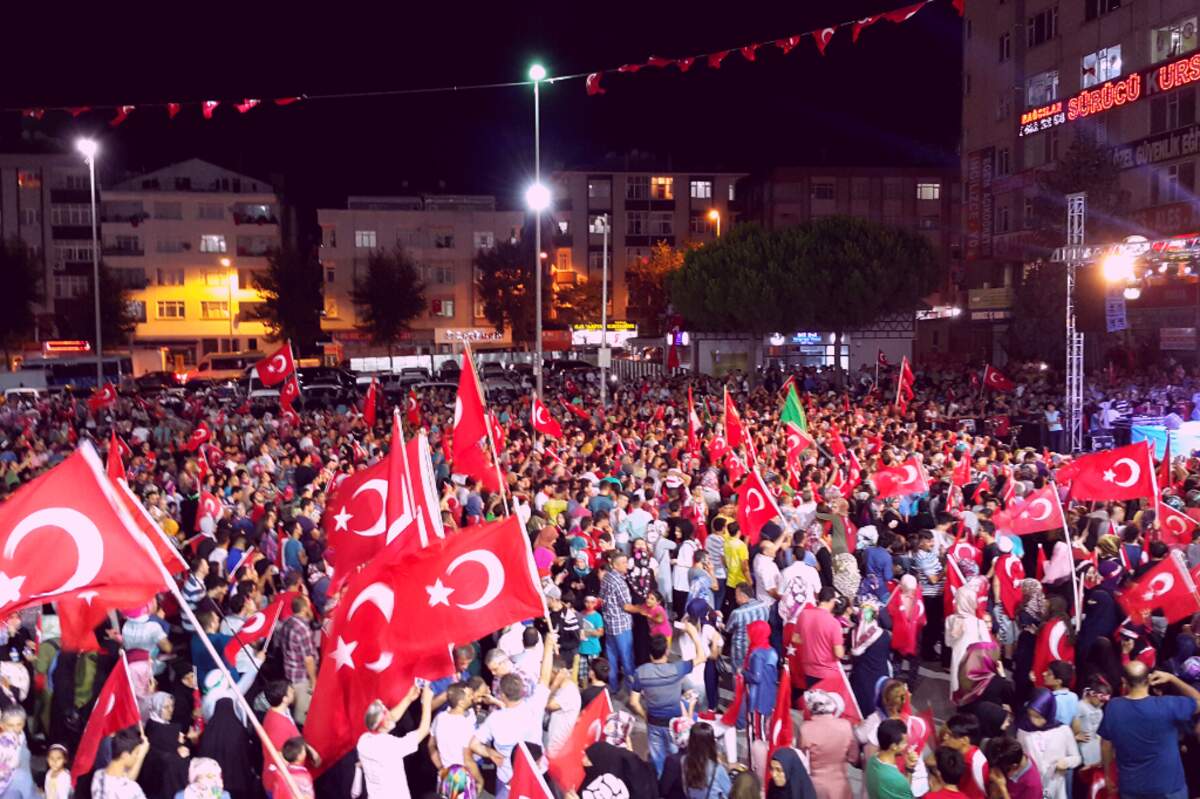 Des manifestants anti-coup d’État après la tentative de coup d’État turc du 15 juillet 2016 à Bağcılar, Istanbul, Turquie. Via Wikimédia