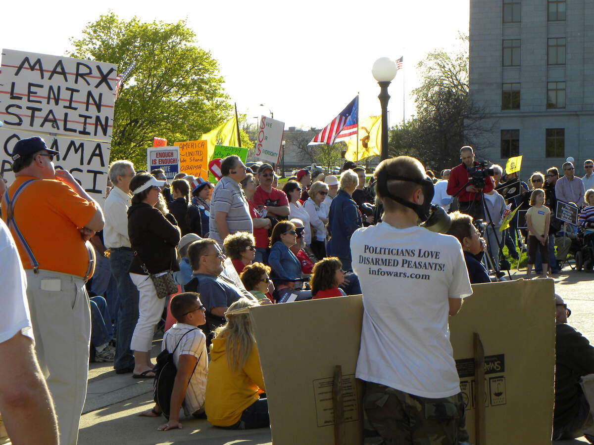 Tea Party, des manifestants appellent à un gouvernement plus petit et à l’abrogation de la loi sur les soins de santé promulguée en mars 2010. Fibonacci Blue from Minnesota, USA via Wikimédia Commons