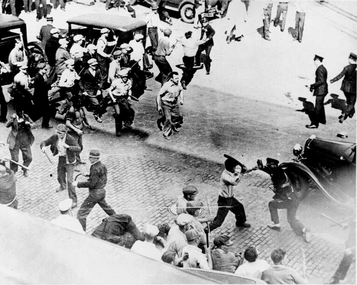 Bataille ouverte entre des conducteurs routiers en grève et la police dans les rues de Minneapolis, juin 1934. Domaine public via Wikimedia